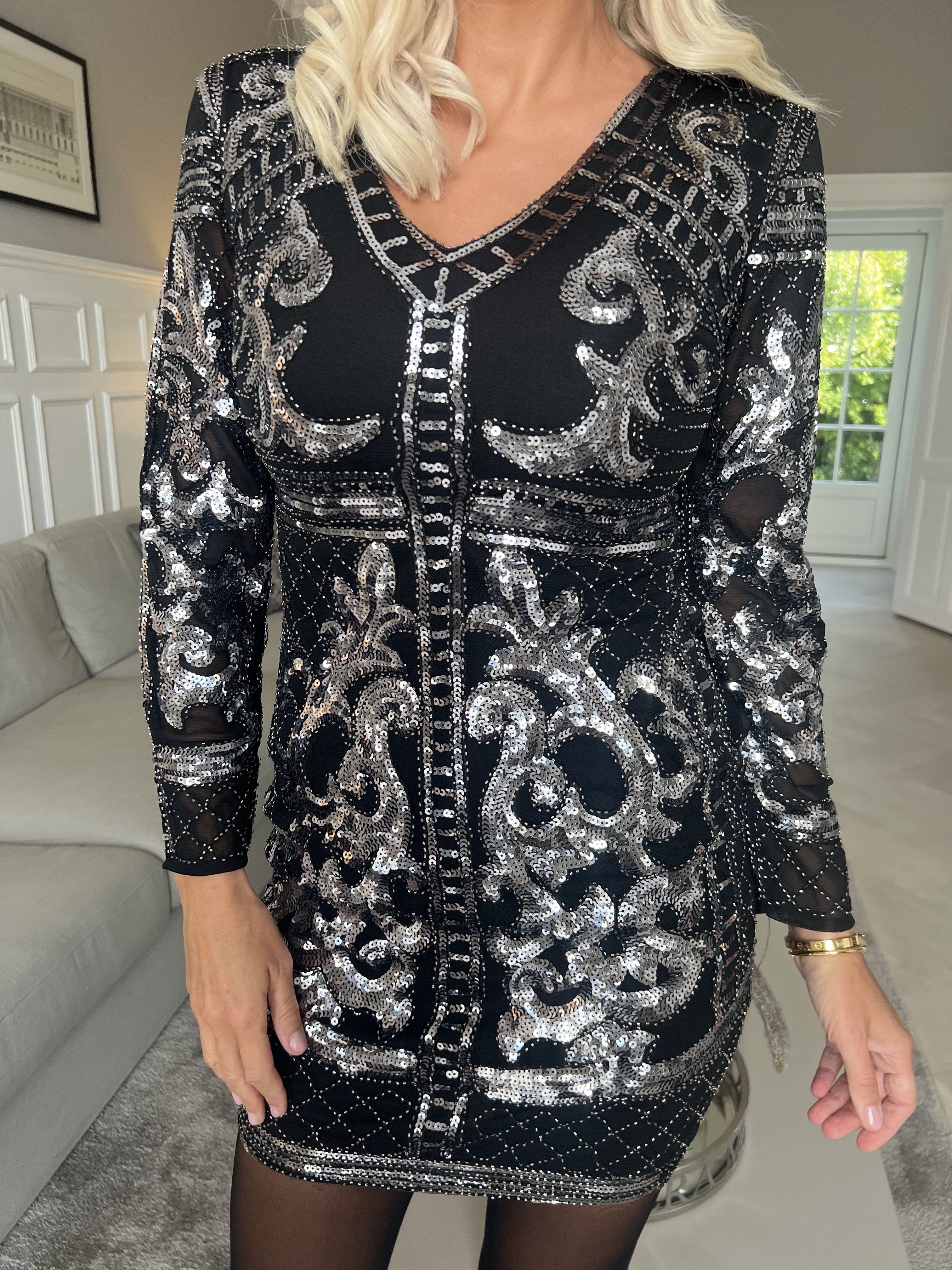 Belicia - Svart åtsittande klänning med silvriga paljetter